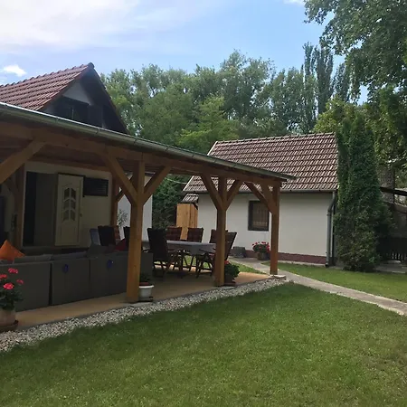 Balaton Family With 3 Bedrooms And Private , Private Parking Casa de Férias Balatonszarszo